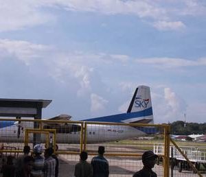 Pesawat Sky Pecah Ban Saat Mendarat di Bandara Palmatak