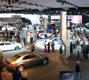 Liburan, Warga Jabodetabek asyik berburu mobil