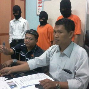 Pasangan Mesum Gunakan Narkoba Di Hotel