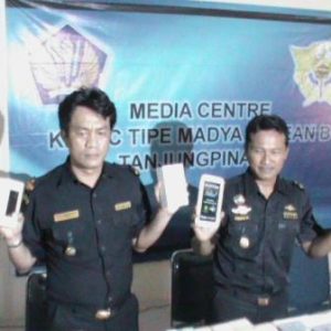 Gagalkan Penyeludupan Ratusan Handphone dan Rokok