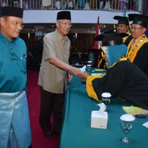 Gubernur Hadiri Wisuda Sarjana Stisipol