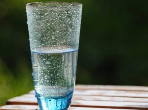 Sebal Dengan Lingkaran Hitam Dibawah Mata? Perbanyak Minum Air