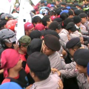 Demo Tuntut Kenaikan UMK Bintan Ricuh