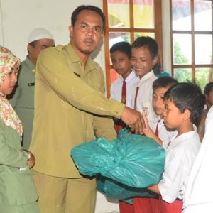 PNPM Kec Lingga Bantu Perlengkapan Sekolah Pelajar