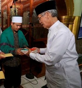 Safari Ramadhan HM Sani Berikan Bantuan Di Masjid
