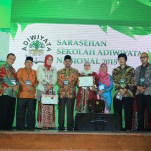 Pemko Terima Penghargaan Adiwiyata Nasional