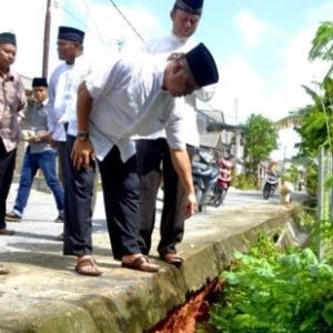 Dalmasri Syam  Tinjau Drainase Rusak