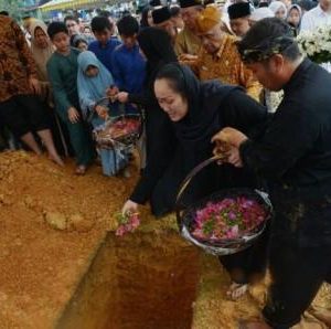 Ribuan Masyarakat Saksikan Pemakaman Gubernur Kepri