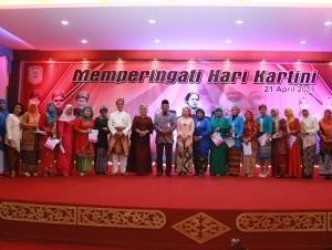 Ratusan Ibu-Ibu Berpakaian Batik Dan Kebaya