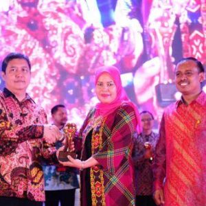 Gubernur Terima Penghargaan Top Pembina BUMD 2016