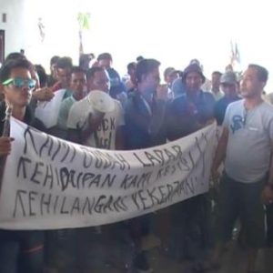 Buruh Bongkar Muat Demo Gedung DPRD