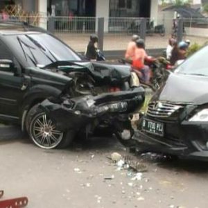 Tabrak Pembatas Jalan Mobil Hantam Kijang Innova