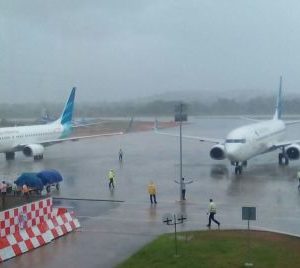 Cuaca Buruk,Maskapai Garuda Boeing 737-800 landas di Bandara RHF
