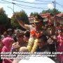 Tanjungpinang,ZonaKepri – Kapolres Tanjungpinang yang lama AKBP Kristian P Siagian beserta istri, Miranda Kristian yang saat ini digantikan AKBP Joko Bintoro selaku Kapolres Tanjungpinang baru,resmi dilepaskan melalui upacara Pedang Pora Jumat (11/8) di halaman markas Polres Tanjungpinang. Terlihat kedua perwira menengah (pamen) didamping istri memasuki barisan pasukan berseragam kebesaran Polri. Kemudian pasukan pedang pora mengarahkan pedangnya ke atas berbentuk payung untuk memayungi setiap langkah kedua pamen tersebut. Sebelumnya, Kapolres baru AKBP Joko Bintoro mengalungkan bunga kepada AKBP Kristian Siagian sebagai ucapan terimakasih dan selamat jalan. Selanjutnya sebelum meninggalkan Polres Tanjungpinang, Kristian Siagian dan istri bersalaman dengan sejumlah anggota Polres Tanjungpinang. Diakhir acara pelepasan tersebut terlihat seluruh anggota mengucapkan selamat jalan kepada AKBP Kristian Siagian.(Irul)