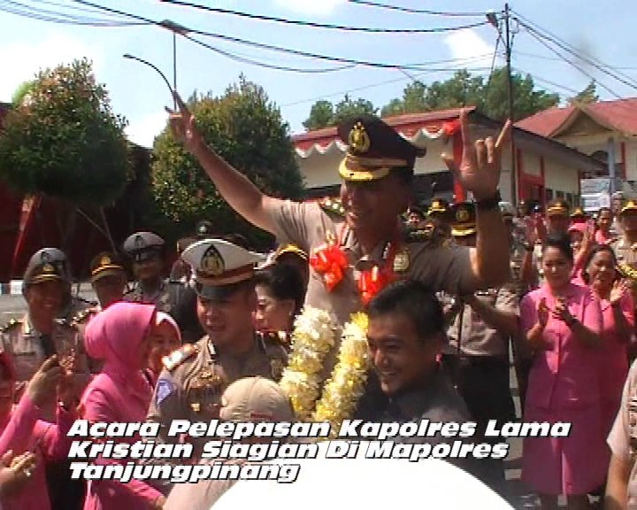 Tanjungpinang,ZonaKepri – Kapolres Tanjungpinang yang lama AKBP Kristian P Siagian beserta istri, Miranda Kristian yang saat ini digantikan AKBP Joko Bintoro selaku Kapolres Tanjungpinang baru,resmi dilepaskan melalui upacara Pedang Pora Jumat (11/8) di halaman markas Polres Tanjungpinang. Terlihat kedua perwira menengah (pamen) didamping istri memasuki barisan pasukan berseragam kebesaran Polri. Kemudian pasukan pedang pora mengarahkan pedangnya ke atas berbentuk payung untuk memayungi setiap langkah kedua pamen tersebut. Sebelumnya, Kapolres baru AKBP Joko Bintoro mengalungkan bunga kepada AKBP Kristian Siagian sebagai ucapan terimakasih dan selamat jalan. Selanjutnya sebelum meninggalkan Polres Tanjungpinang, Kristian Siagian dan istri bersalaman dengan sejumlah anggota Polres Tanjungpinang. Diakhir acara pelepasan tersebut terlihat seluruh anggota mengucapkan selamat jalan kepada AKBP Kristian Siagian.(Irul)