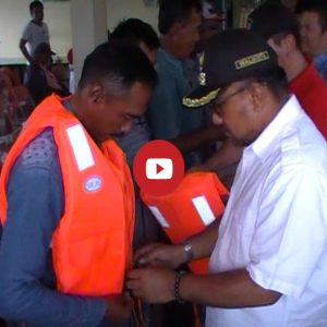 Video Pemko Tanjungpinang dan BI Bagikan Life Jacket Untuk Penambang Pompong