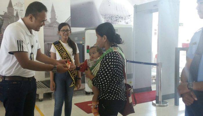 Hari Pelanggan, Angkasa Pura II Bagi-Bagi Cokelat