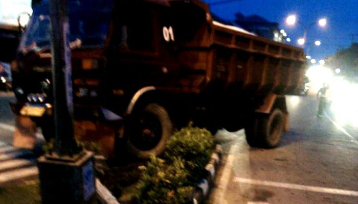 Laka Tunggal, Truk Hantam Lampu Merah