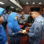 Walikota Tanjungpinang, Lis Darmansyah saat memberikan reward kepada para ASN dalam upacara peringatan Hari Kesadaran Nasional di ruangan Aula Kantor Walikota Tanjungpinang, Senggarang, Senin (19/9). (Foto.Hum)