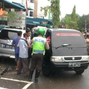 Pecah Ban Avanza Tabrak Motor dan Mobil Parkir