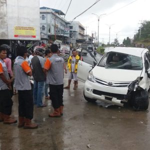 Avanza Hantam Tiang Telkom