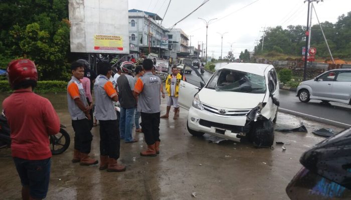 Avanza Hantam Tiang Telkom