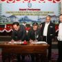 Ketua DPRD, Jumaga Nadeak dan Gubernur Kepri, Nurdin Basirun saat menandatangani pengesahan APBD Kepri 2017.