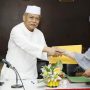 Ketua Pansus Taba Iskandar menerima pandangan fraksi Golkar yang dibacakan Raja Astagena
