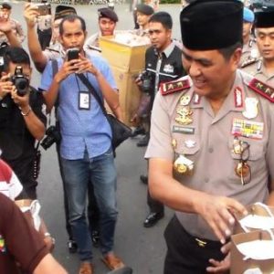 Kapolda kepri Bagikan 300 Paket Takzil Buka Puasa