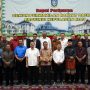 Ketua DPRD Kepri Jumaga Nadeak foto bersama pimpinan dan alat kelengkapan yang baru serta para mantan kepala daerah dalam sidang paripurna, Rabu (26/7/2017).
