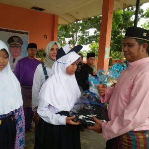 Apri Serahkan Bantuan Peralatan Disekolah