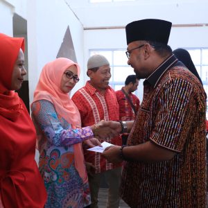 Pemko Bagikan Sembako dan Insentif RT/RW