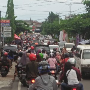 Jalanan Macet Pembeli Takjil Membludak