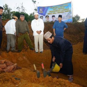 Gubernur Letak Batu Pertama Pembangunan Lapangan Sepak Bola