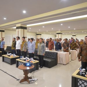 Gubernur Ajak Kades Sentuh Masyarakat dengan Hati