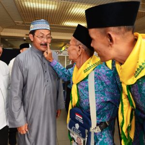 Pamit dan Sentuh Kumis Pak Gubernur