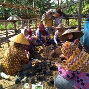 Ibu- ibu Desa Ekang Anculai Sambut Penilaian Lomba Hatinya PKK Tk Prov Kepri 2018,