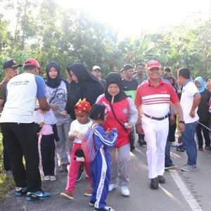 Wabup Bintan Jalan Santai Bersama Masyarakat Toapaya Asri