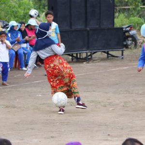 Ibu-ibu Main Bola Pakai Sarung