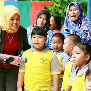 Debby Ingatkan Orang Tua Bahaya Gadget Bagi Anak