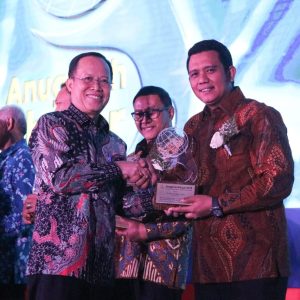Bupati Bintan Terima Penghargaan Ki Hajar Award 2018
