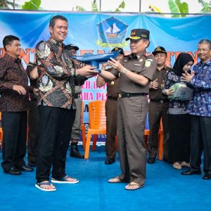 Bupati Bersama Kajati Kepri Serahkan Bantuan Kapal Motor Nelayan