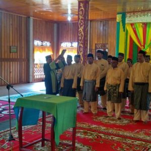 Tepuk Tepung Tawar Warnai Prosesi Pelantikan RT/RW Di Gedung LAM Lingga