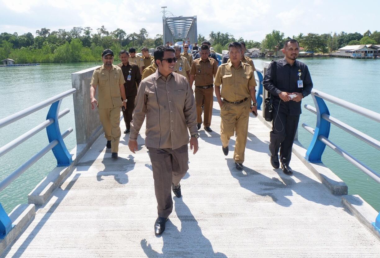 Bupati Bintan dan Pegawai meninjau jembatan Pengudang setelah selesai dibangun