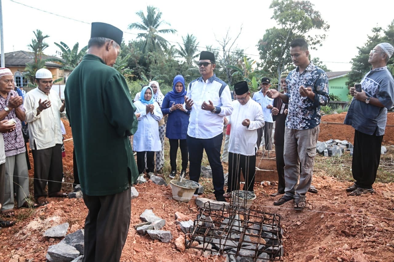 Bupati Bintan ketika menghadiri peletakan batu pertama pembangunan rumah ibadah