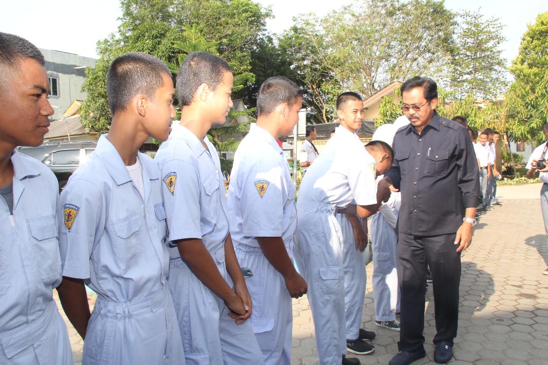 Gubernur mengunjungi sekolah di Kepri