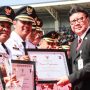Bupati Bintan Apri Sujadi menerima penghargaan dari Mendagri