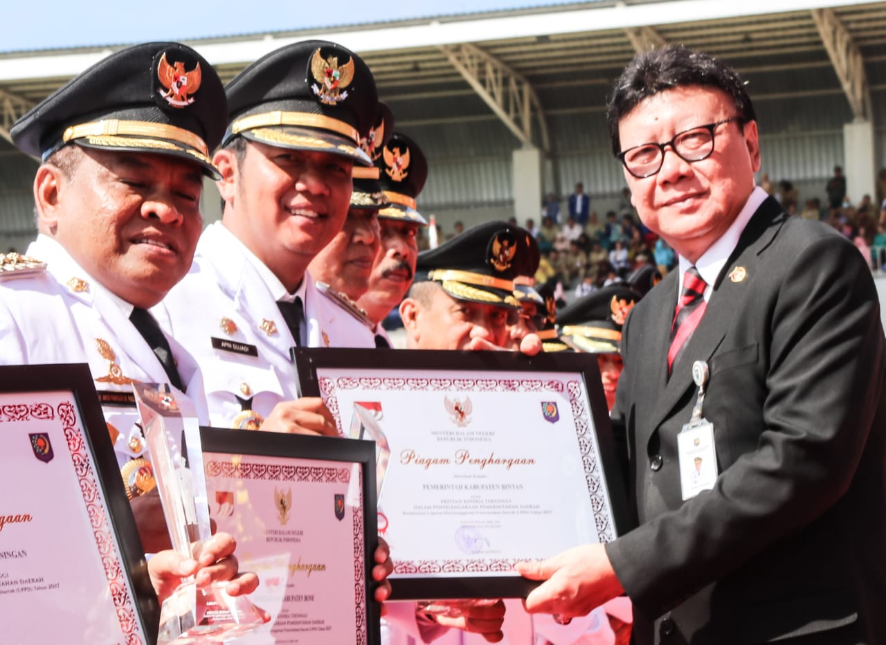 Bupati Bintan Apri Sujadi menerima penghargaan dari Mendagri