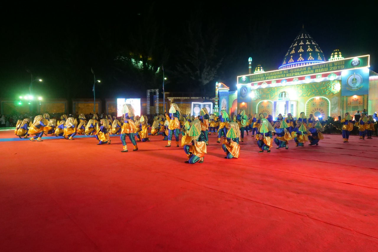 Tarian Kolosal pada saat pembukaan STQ