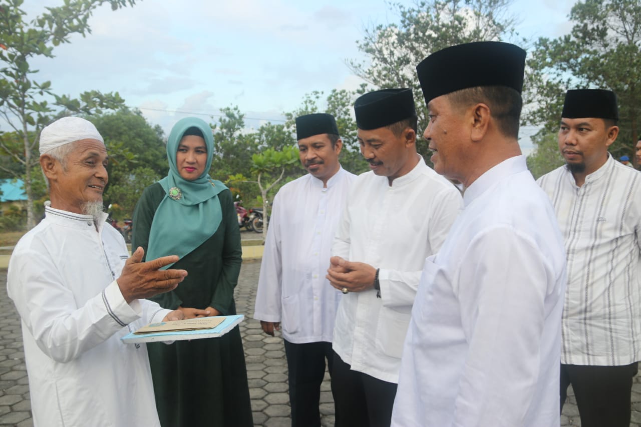 Wakil Bupati Bintan Drs H Dalmasri Syam meminta agar masyarakat tidak terlalu berlebihan dalam menyambut Hari Raya Idul Fitri 1440 H